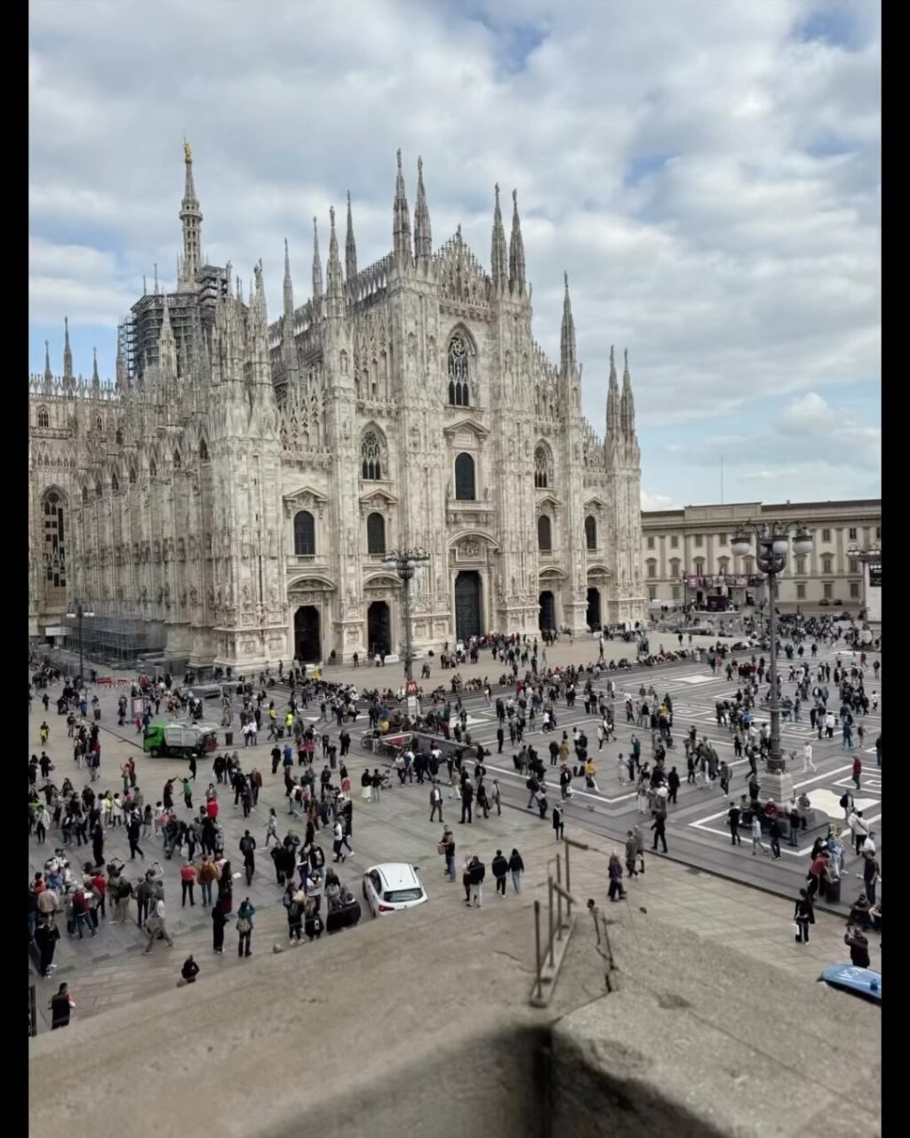 Sometimes I remember to enjoy what surrounds me
(соловʼїна нижче) 

Today I was in the most touristic part of Milan and decided not to waste the beauty, but to share a micro part of my day 🙃

 Інколи я пригадую насолоджуватись днем, містом і тим, що мене оточує
Сьогодні я чогось була в найтуристичнішій частині Мілану і вирішила не марнувати красоту, а поділитись мікро частиною мого дню 🙃

#weddingorganizer 
#weddingcomo 
#eventorganizercomo